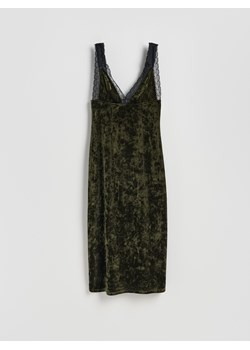 Reserved - Welurowa sukienka midi - zielony ze sklepu Reserved w kategorii Sukienki - zdjęcie 187913362