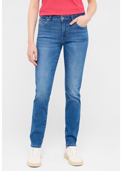 Damskie Spodnie jeansowe Mustang Style Crosby Relaxed Slim Denim Blue 1016912 5000 582 ze sklepu YouNeedit.pl w kategorii Jeansy damskie - zdjęcie 187916971