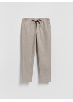 Reserved - Spodnie carrot z wiązaniem - beżowy ze sklepu Reserved w kategorii Spodnie męskie - zdjęcie 187919752
