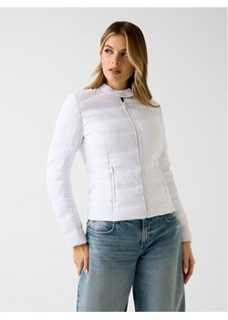Guess Kurtka przejściowa 180536 Biały Classic Fit ze sklepu MODIVO w kategorii Kurtki damskie - zdjęcie 187927070