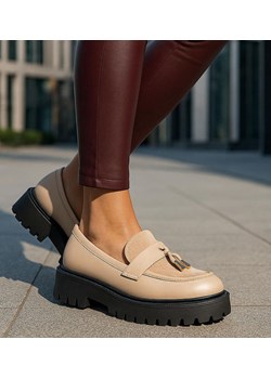 Beżowe półbuty mokasyny z przywieszką /i4-3 18623 W142/ ze sklepu Pantofelek24.pl w kategorii Półbuty damskie - zdjęcie 187927122