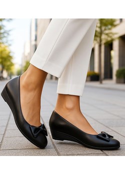 Czarne czółenka na niskim koturnie /C3-2 14607 T144/ ze sklepu Pantofelek24.pl w kategorii Balerinki - zdjęcie 187931341