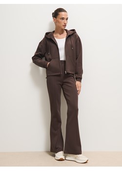Mohito - Brązowe spodnie dresowe flare - brązowy ze sklepu Mohito w kategorii Spodnie damskie - zdjęcie 187932272