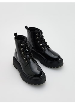 Reserved - Lakierowane botki za kostkę - czarny ze sklepu Reserved w kategorii Buty zimowe dziecięce - zdjęcie 187932841