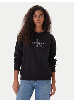 Calvin Klein Jeans Bluza Monologo LV047B234G Czarny Regular Fit ze sklepu MODIVO w kategorii Bluzy damskie - zdjęcie 187934070