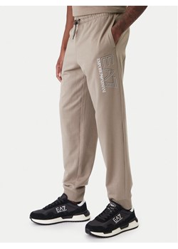 EA7 Emporio Armani Spodnie dresowe 7M001316 AF13512 U6167 Beżowy Regular Fit ze sklepu MODIVO w kategorii Spodnie męskie - zdjęcie 187934074