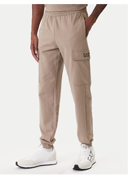 EA7 Emporio Armani Spodnie dresowe 8NPP67 PJVRZ U6167 Beżowy Regular Fit ze sklepu MODIVO w kategorii Spodnie męskie - zdjęcie 187934081