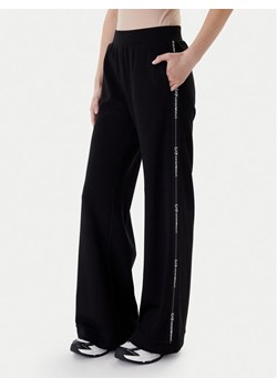 EA7 Emporio Armani Spodnie dresowe 7W000961 AF12501 UC001 Czarny Flared Fit ze sklepu MODIVO w kategorii Spodnie damskie - zdjęcie 187934082