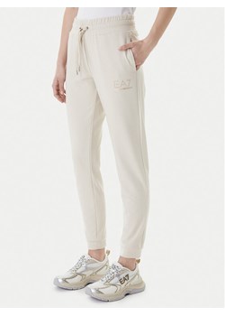 EA7 Emporio Armani Spodnie dresowe 8NTP66 TJ9RZ U1088 Beżowy Regular Fit ze sklepu MODIVO w kategorii Spodnie damskie - zdjęcie 187934124