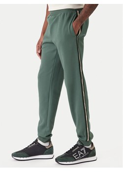 EA7 Emporio Armani Spodnie dresowe 7M001482 AF12660 U7260 Zielony Regular Fit ze sklepu MODIVO w kategorii Spodnie męskie - zdjęcie 187934170