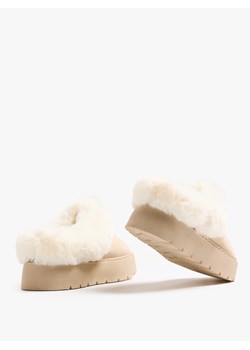 Mohito - Skórzane mule z futerkiem - kremowy ze sklepu Mohito w kategorii Kapcie damskie - zdjęcie 187935112