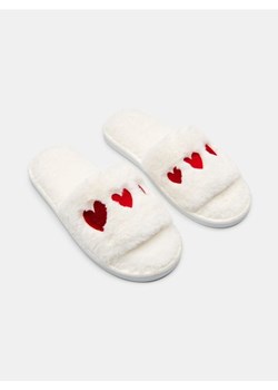 Sinsay - Kapcie z futerkiem - kremowy ze sklepu Sinsay w kategorii Kapcie damskie - zdjęcie 187935824