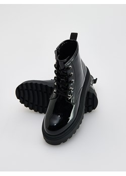 Reserved - Lakierowane botki za kostkę - czarny ze sklepu Reserved w kategorii Buty zimowe dziecięce - zdjęcie 187937112