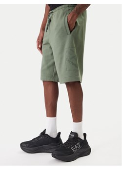 EA7 Emporio Armani Szorty sportowe 7M001491 AF17787 U7235 Zielony Regular Fit ze sklepu MODIVO w kategorii Spodenki męskie - zdjęcie 187938261