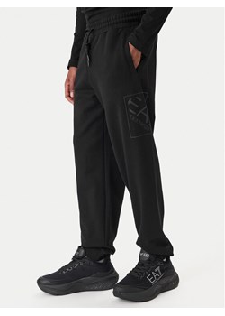 EA7 Emporio Armani Spodnie dresowe 7M001492 AF17787 UC001 Czarny Regular Fit ze sklepu MODIVO w kategorii Spodnie męskie - zdjęcie 187938263