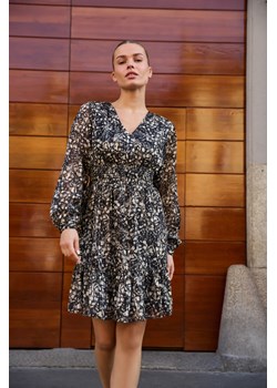 Wzorzysta sukienka z dekoltem czarna ze sklepu Moodo.pl w kategorii Sukienki - zdjęcie 187940024