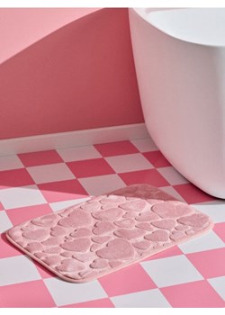 Sinsay - Dywanik łazienkowy z motywem w serca - różowy ze sklepu Sinsay w kategorii Dywaniki łazienkowe - zdjęcie 187943100