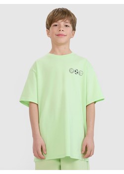 Chłopięcy t-shirt z nadrukiem 4F 4FJRSS25TTSHM2640 - zielony ze sklepu Sportstylestory.com w kategorii T-shirty chłopięce - zdjęcie 187944020