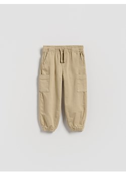 Reserved - Wysokoelastyczne joggery cargo - beżowy ze sklepu Reserved w kategorii Spodnie chłopięce - zdjęcie 187947714