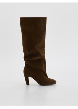 Reserved - Kozaki z imitacji zamszu - ciemnobrązowy ze sklepu Reserved w kategorii Kozaki damskie - zdjęcie 187947920