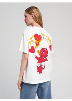 Sinsay - Bawełniana koszulka z nadrukiem na plecach Hot Stuff - kremowy ze sklepu Sinsay w kategorii Bluzki damskie - zdjęcie 187959441