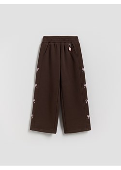 Reserved - Spodnie dresowe z brelokiem - ciemnobrązowy ze sklepu Reserved w kategorii Spodnie dziewczęce - zdjęcie 187960981