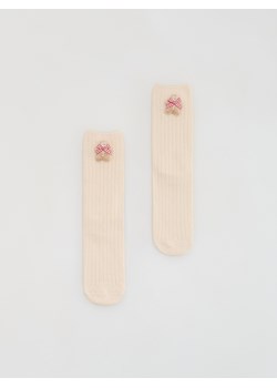 Reserved - Skarpetki ze świąteczną naszywką - beżowy ze sklepu Reserved w kategorii Skarpetki damskie - zdjęcie 187961493