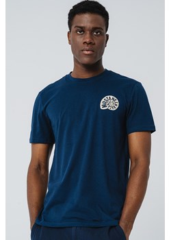 Męski T-Shirt Mustang Style Austin Dress Blues 1016489 5334 ze sklepu YouNeedit.pl w kategorii T-shirty męskie - zdjęcie 187961871