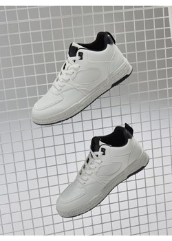 Sinsay - Sznurowane sneakersy za kostkę z imitacji skóry - biały ze sklepu Sinsay w kategorii Buty sportowe męskie - zdjęcie 187962234