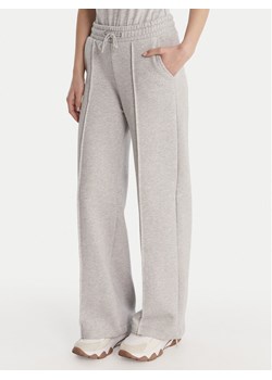 Guess Spodnie dresowe V6RB17 K9V31 Szary Regular Fit ze sklepu MODIVO w kategorii Spodnie damskie - zdjęcie 187962662
