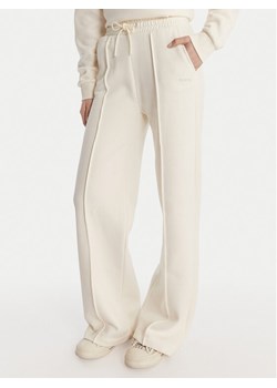 Guess Spodnie dresowe V6RB17 K9V31 Écru Regular Fit ze sklepu MODIVO w kategorii Spodnie damskie - zdjęcie 187964452