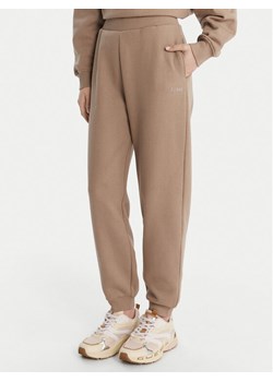 Guess Spodnie dresowe V6RB15 K9V31 Beżowy Regular Fit ze sklepu MODIVO w kategorii Spodnie damskie - zdjęcie 187964463