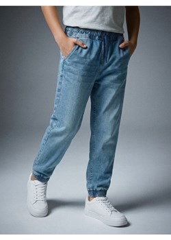 Sinsay - Jeansy jogger z efektem sprania - niebieski ze sklepu Sinsay w kategorii Spodnie chłopięce - zdjęcie 187969990