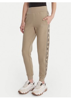 Guess Spodnie dresowe V2YB15 KB3P2 Beżowy Regular Fit ze sklepu MODIVO w kategorii Spodnie damskie - zdjęcie 187971234