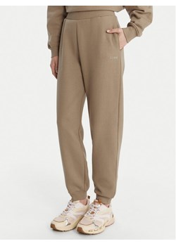 Guess Spodnie dresowe V6RB15 K9V31 Beżowy Regular Fit ze sklepu MODIVO w kategorii Spodnie damskie - zdjęcie 187971240