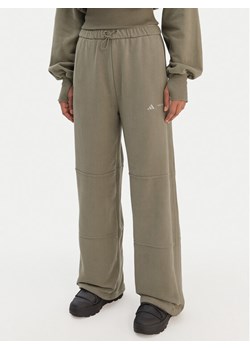 adidas Spodnie dresowe JM1099 Zielony Regular Fit ze sklepu MODIVO w kategorii Spodnie damskie - zdjęcie 187971260