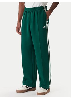 adidas Spodnie dresowe adicolor Spacer Track KD4088 Zielony Baggy Fit ze sklepu MODIVO w kategorii Spodnie męskie - zdjęcie 187971313