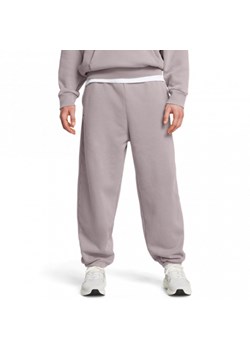 Męskie spodnie dresowe Under Armour UA Icon Hwt Flc Wash Os Pant - beżowe ze sklepu Sportstylestory.com w kategorii Spodnie męskie - zdjęcie 187972730