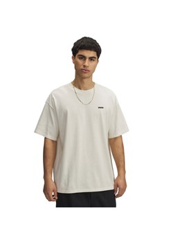 Męski t-shirt z nadrukiem Under Armour UA M Hw Os Logo Wash Ss - beżowy ze sklepu Sportstylestory.com w kategorii T-shirty męskie - zdjęcie 187972754
