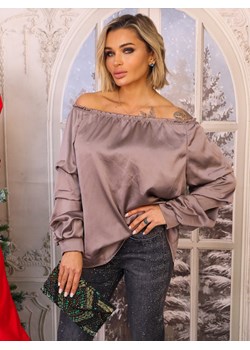 BLUZKA HISZPANKA SATYNOWA Z FALBANAMI NA RĘKAWACH- FANGO ze sklepu olika.com.pl w kategorii Bluzki damskie - zdjęcie 187973532