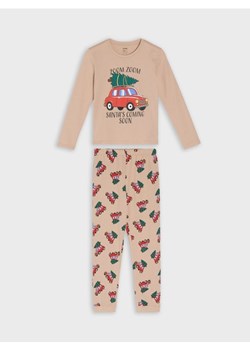 Sinsay - Świąteczna piżama dwuczęściowa z nadrukiem auta i choinki - beżowy ze sklepu Sinsay w kategorii Piżamy dziecięce - zdjęcie 187973942