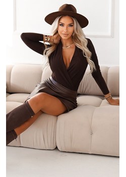 Stylowe body damskie z kopertowym dekoltem czekoladowe 375-10, Kolor czekoladowy, Rozmiar L, Numoco ze sklepu Intymna w kategorii Bluzki damskie - zdjęcie 187974814