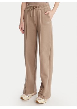 Guess Spodnie dresowe V6RB17 K9V31 Beżowy Regular Fit ze sklepu MODIVO w kategorii Spodnie damskie - zdjęcie 187976181