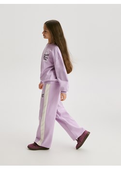Reserved - Spodnie dresowe z lampasami - lawendowy ze sklepu Reserved w kategorii Spodnie dziewczęce - zdjęcie 187979882