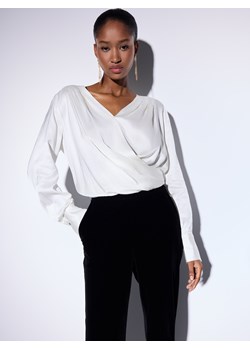 Mohito - Kopertowa bluzka - kremowy ze sklepu Mohito w kategorii Bluzki damskie - zdjęcie 187981924