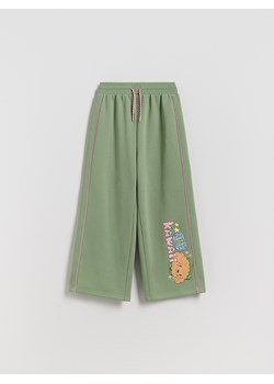 Reserved - Spodnie dresowe z nadrukiem Boffie & Poko - jasnozielony ze sklepu Reserved w kategorii Spodnie chłopięce - zdjęcie 187982361