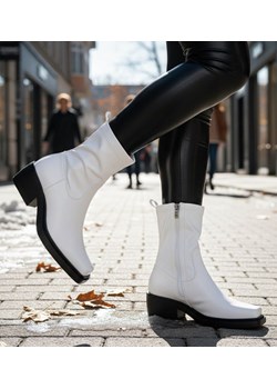 Białe botki damskie na niskim obcasie /E3-2 +i5-2 16858 G284 +H2/ ze sklepu Pantofelek24.pl w kategorii Botki - zdjęcie 187982461