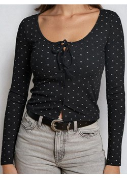 Sinsay - Prążkowana bluzka ze wzorem - czarny ze sklepu Sinsay w kategorii Bluzki damskie - zdjęcie 187983642