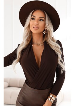 Stylowe body damskie z kopertowym dekoltem czekoladowe 375-10, Kolor czekoladowy, Rozmiar L, Numoco ze sklepu Intymna w kategorii Bluzki damskie - zdjęcie 187988213