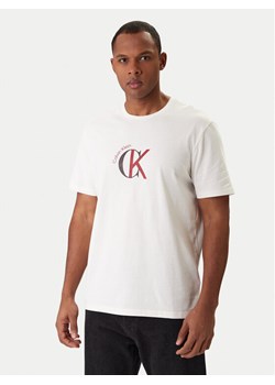 Calvin Klein Jeans T-Shirt 2Tone Graphic LV14RE829G Biały Regular Fit ze sklepu MODIVO w kategorii T-shirty męskie - zdjęcie 187989362